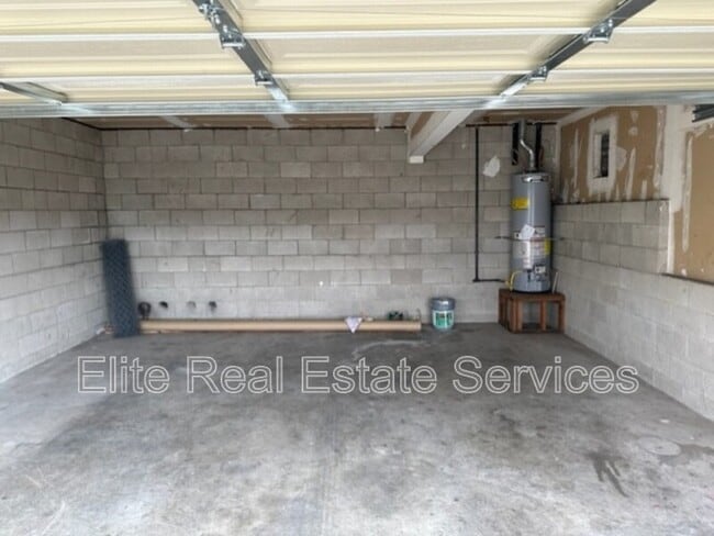 Building Photo - 725 Pidgeon St