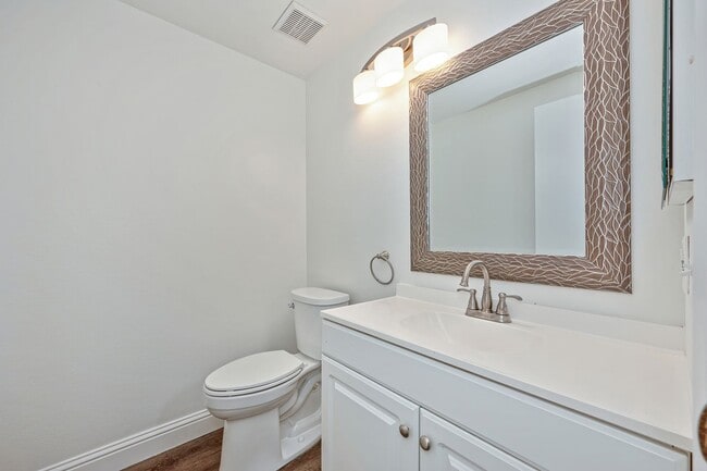 Building Photo - Beautifully Updated 2 Story Unit