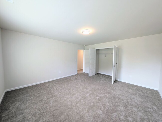 Building Photo - Stunning 4BR/3.5BA End Unit Townhome in Wa...