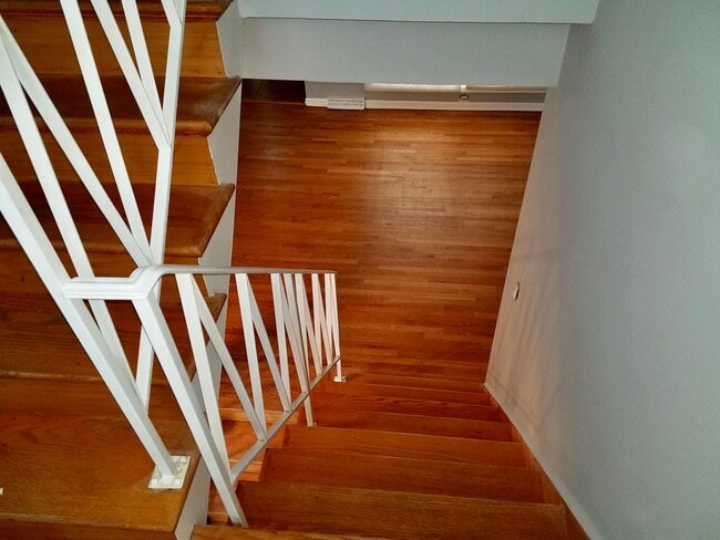 Building Photo - Cozy 3 bedroom 1.5 Bathroom Townhouse! Hardwood Throughout! Parking Included In Rent! Available f...