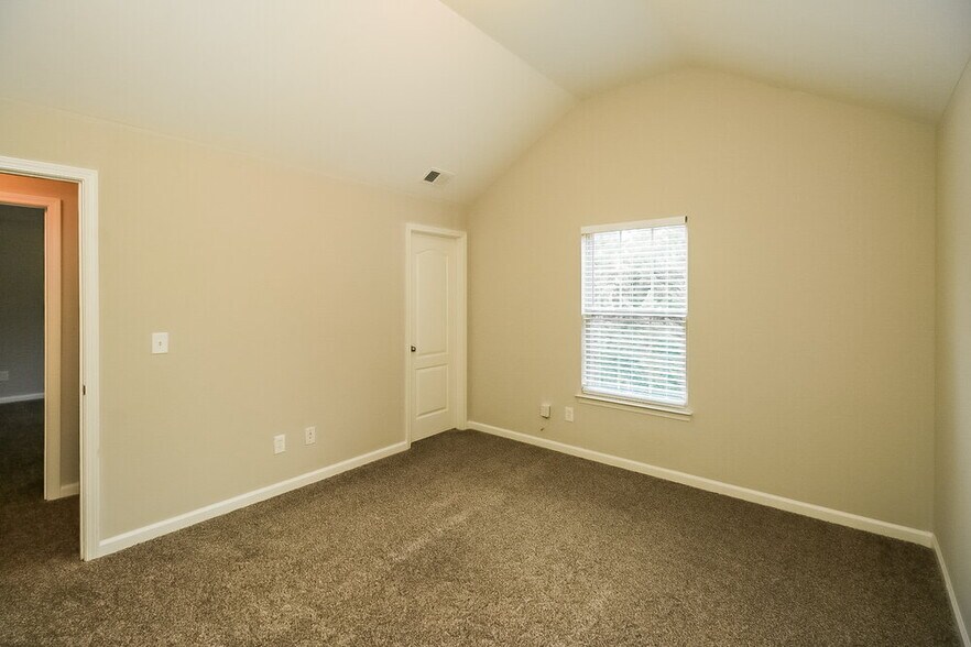 Building Photo - 121 Tyre Dr