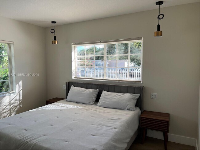 Building Photo - 1129 NE 111th St