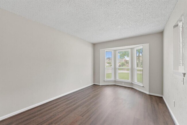 Building Photo - 7103 Foxway Ln