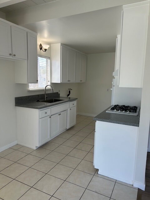 Building Photo - Renovated Upstairs 1-Bedroom with Private ...