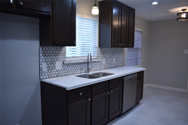 Building Photo - 3110 Springhill Dr