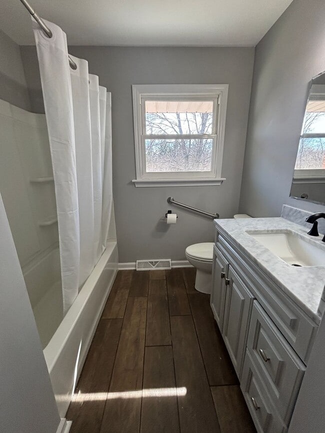 Building Photo - 449 Missimer Ln