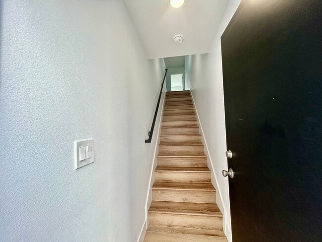 Building Photo - NewB La T 8418