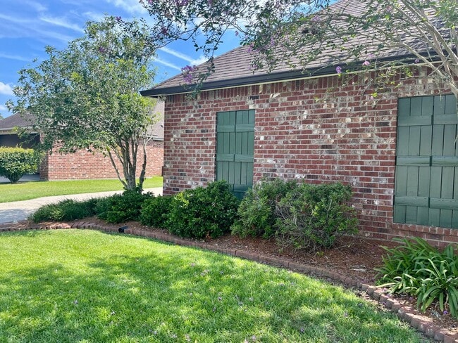 Building Photo - GEISMAR, right across 74 from Dutchtown Schools!  3br/2ba