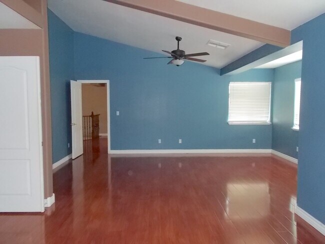 Building Photo - Beautiful 4BR Home with Pool, Loft, and 3-...