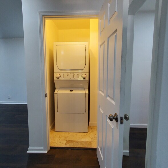 Building Photo - 7121 Jumilla Ave