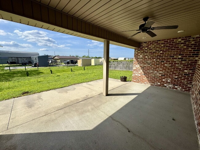 Building Photo - Beautiful Brick 3/2 in popular neighborhood!