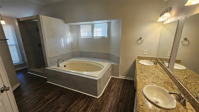 Building Photo - 19522 Lake Hollow Ln