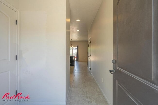 Building Photo - Charming 3 bedroom Townhome. 2 Community Pools!