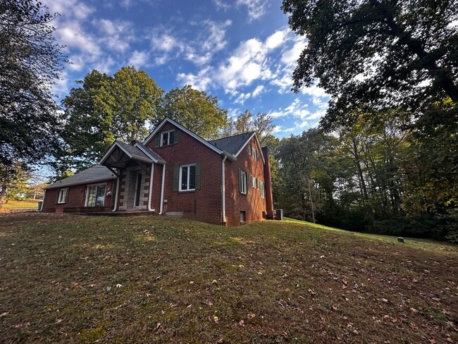 Building Photo - Spacious 3 bedroom/ 2.5 bath home near Exi...