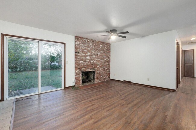 Building Photo - 3 Bedroom | 2 Bathroom | 2 Car Garage | Springfield MO | Fenced Back Yard!