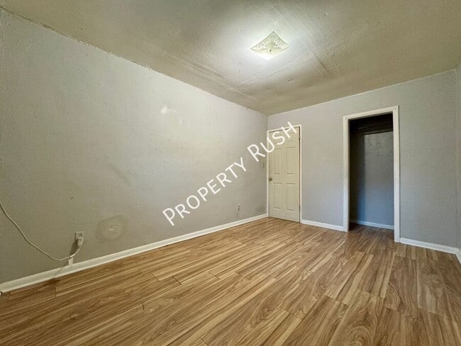 Building Photo - 708 W 47th St