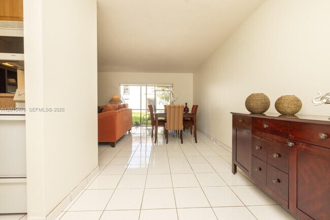 Building Photo - 10385 N Kendall Dr