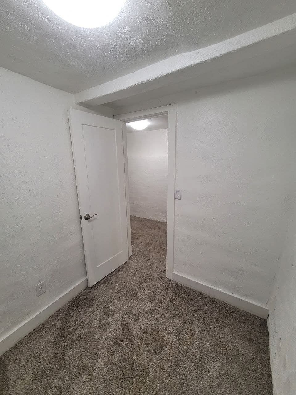 Building Photo - 1528 E Orman Ave