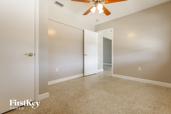 Building Photo - 75 Lakeview Ln