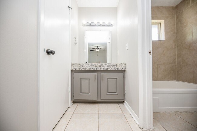 Building Photo - Coming Soon! Southwest Houston 3 bed/2 bat...