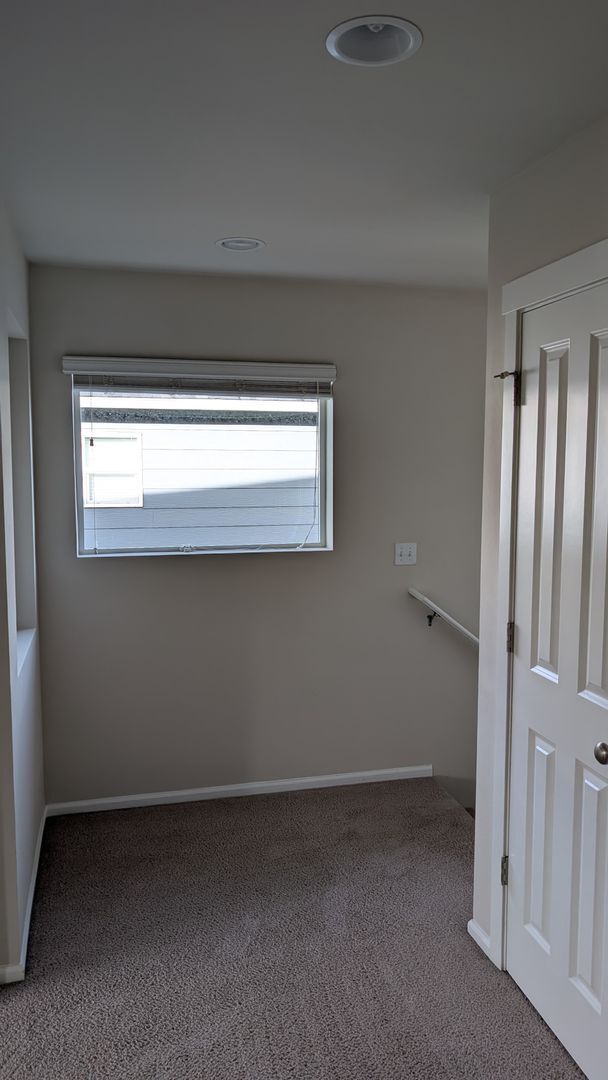 Building Photo - 5 bedroom Marysville 2 story home