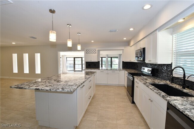 Building Photo - 3461 Lakeview Dr
