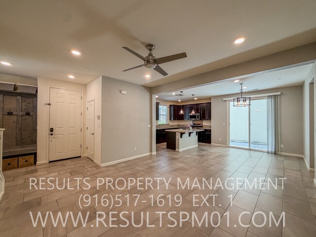 Building Photo - Beautiful Roseville 4 Bedroom Home