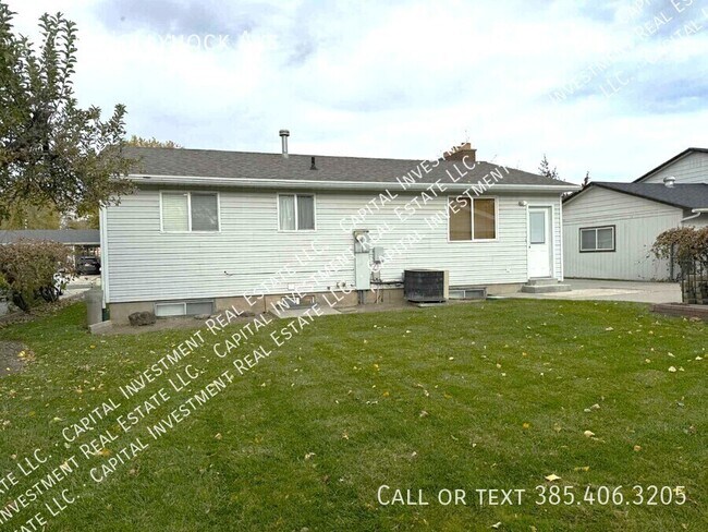 Building Photo - 876 Hollyhock Ave