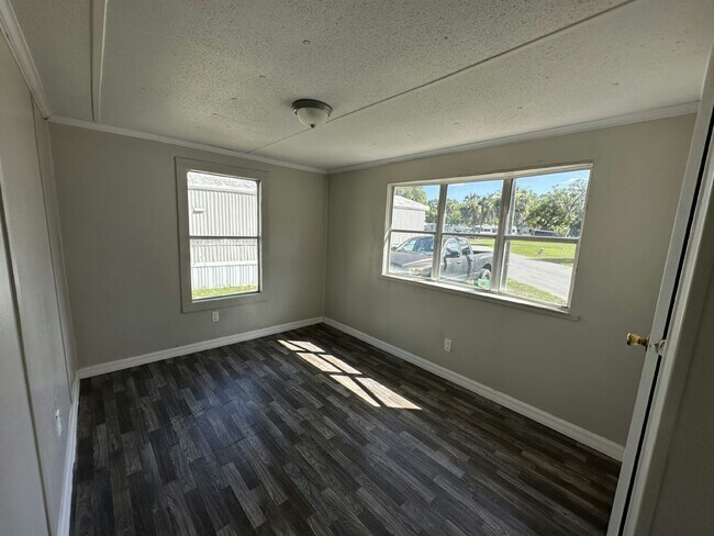 Building Photo - 11240 N Northwood Dr