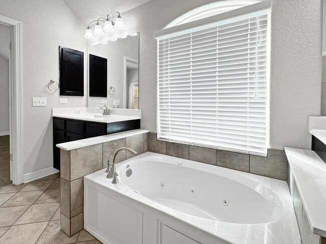 Building Photo - 9002 Monument Parke