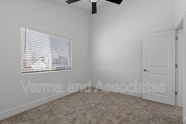 Building Photo - 717 Sun Meadow Dr