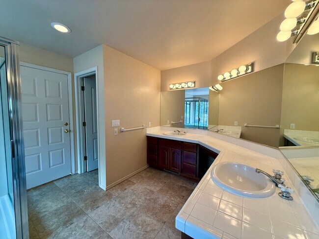 Building Photo - Custom home on 3 acres in Williamson Valley