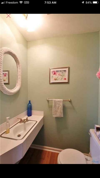 Half bath - 5618 Cresthaven Ln