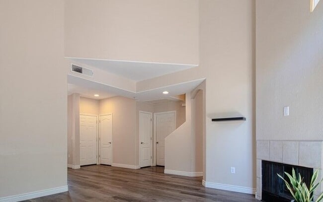 Building Photo - Gorgeous 2/2.5 condo for rent in Scottsdale.