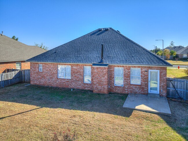 Building Photo - Well kept home in Edmond + 3 bedrooms + Office + Edmond Schools