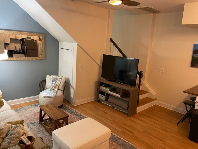 Building Photo - Fully Furnished Downtown Rental