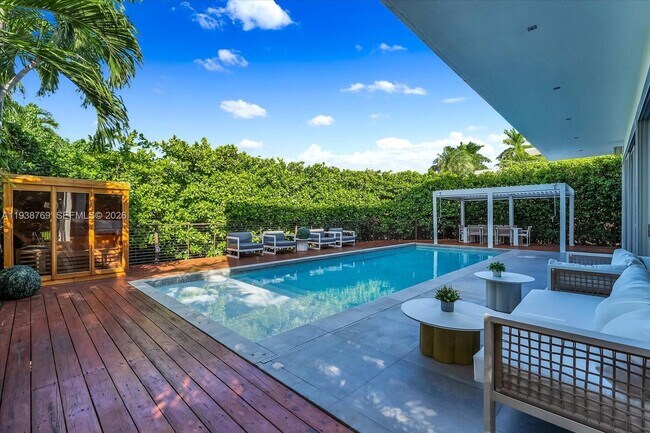 Building Photo - 201 Palm Ave