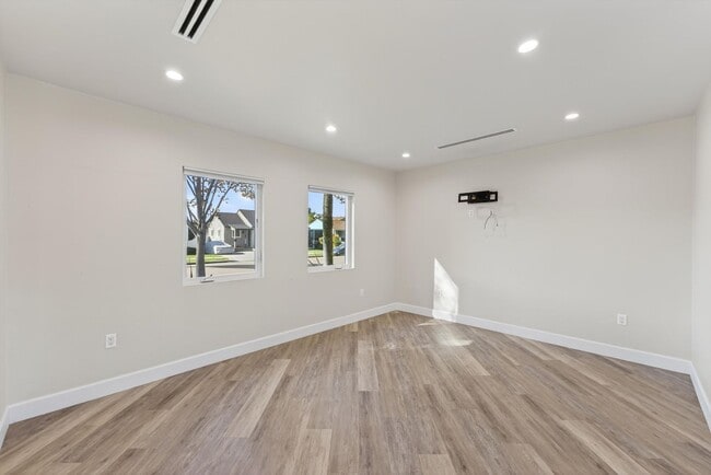 Building Photo - Beautifully Remodeled 3-Bedroom Home in Pr...