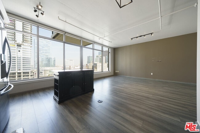 Building Photo - 1100 S Hope St