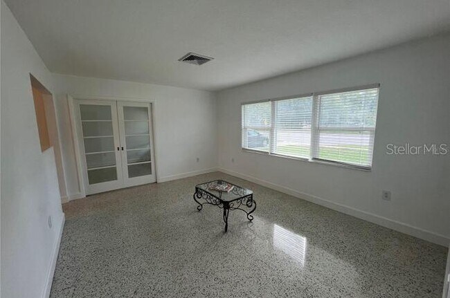 Building Photo - 305 N Hercules Ave