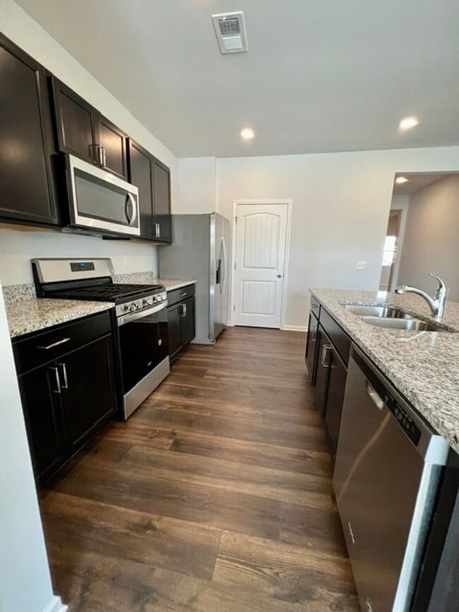 Building Photo - 3 Bed 2 Bath in Lebanon, Like New Home in Woodbridge Glen!