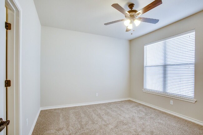 Building Photo - Beautiful Duplex with lots of Extras