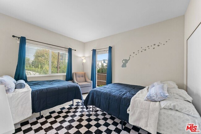 Building Photo - 612 S Barrington Ave