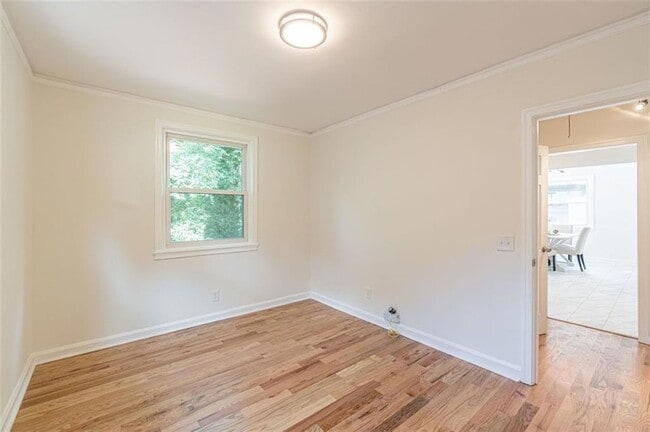 Building Photo - 1226 Thomas Rd