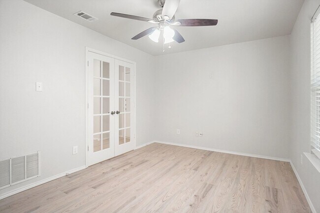 Building Photo - Beautiful Spacious Home