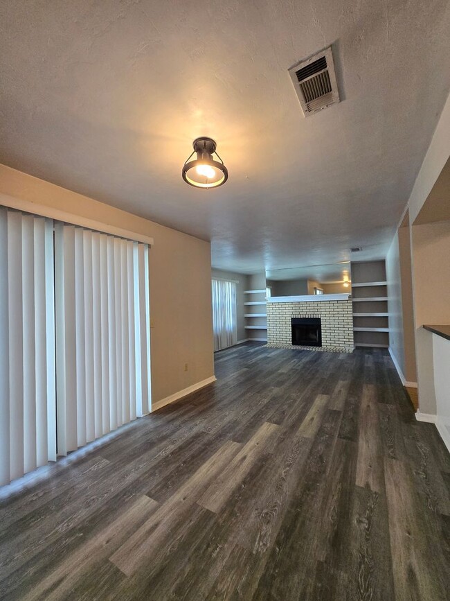 Building Photo - 2 Bedroom 2 Bath Condo
