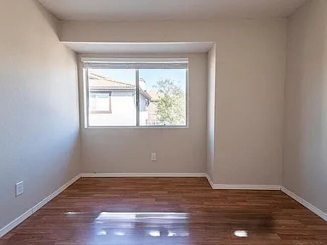Building Photo - Spacious 3-Bed, 2-Bath upstairs Unit In a ...