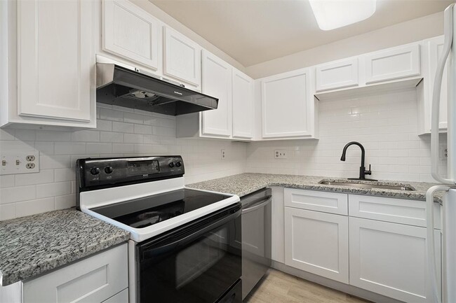 Building Photo - 1015 E Yager Ln
