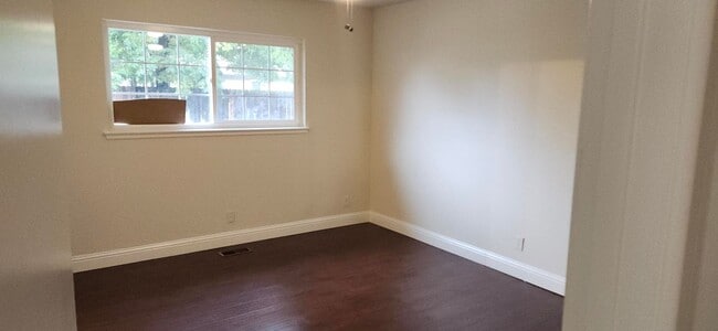 Building Photo - Beautiful Home with Pool, Garage – Availab...