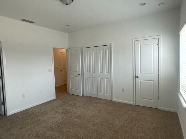 Building Photo - 3/2.5 Townhome in Holly Forest!